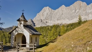 Wunderschöne Impressionen: das Dachstein-Kirchlein vor dem mächtigen Gebirgszug.