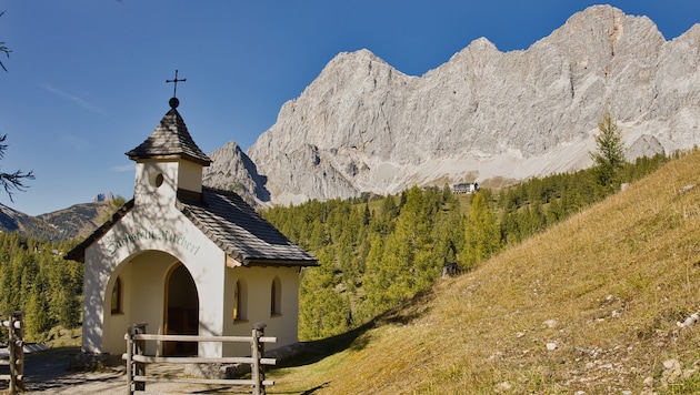 Wunderschöne Impressionen: das Dachstein-Kirchlein vor dem mächtigen Gebirgszug.