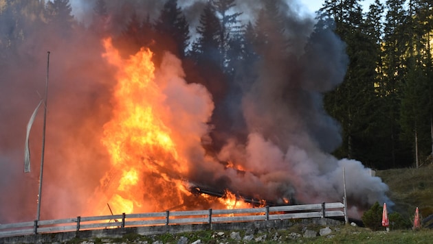 Die Buchauer Alm in Tirol fiel den Flammen zum Opfer.
