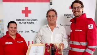 Christian Balber (Mitte) wurde vom Roten Kreuz ausgezeichnet, weil er bereits 200-mal Blut ...