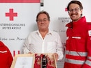 Christian Balber (Mitte) wurde vom Roten Kreuz ausgezeichnet, weil er bereits 200-mal Blut ...