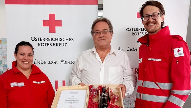 Christian Balber (Mitte) wurde vom Roten Kreuz ausgezeichnet, weil er bereits 200-mal Blut ...