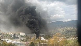 Sieben Feuerwehren aus der Region sind am Gebiet des ehemaligen Magnesitwerks im Einsatz.