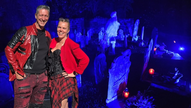 Sabine und Sebastian Geyer öffnen heuer zum letzten Mal ihr aufwendig dekoriertes Horrorhaus in ...