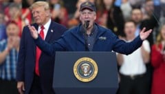 Amtsinhaber Dan S. Sullivan wird von Trump unterstützt.