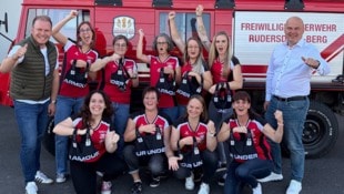 zVg Versprochen, gehalten: Mario Trinkl (re.) und Fabio Halb (li.) übergaben den Feuerwehrdamen aus ...