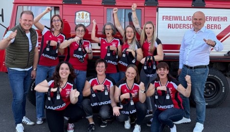 Versprochen, gehalten: Mario Trinkl (re.) und Fabio Halb (li.) übergaben den Feuerwehrdamen aus ...