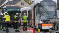 Nach der Kollision mit einem Lkw entgleiste eine Straßenbahn in Linz. Mehrere Menschen wurden ...