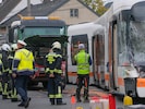 Nach der Kollision mit einem Lkw entgleiste eine Straßenbahn in Linz. Mehrere Menschen wurden ...