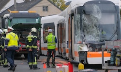 Nach der Kollision mit einem Lkw entgleiste eine Straßenbahn in Linz. Mehrere Menschen wurden ...
