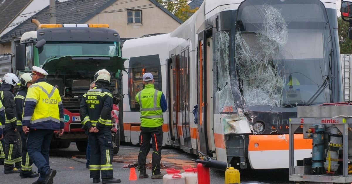 Lkw rammt Straßenbahn: Entgleist, sechs Verletzte