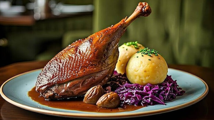 Das ist ein typisches Ganslteller mit Blaukraut, Maroni und Knödeln.