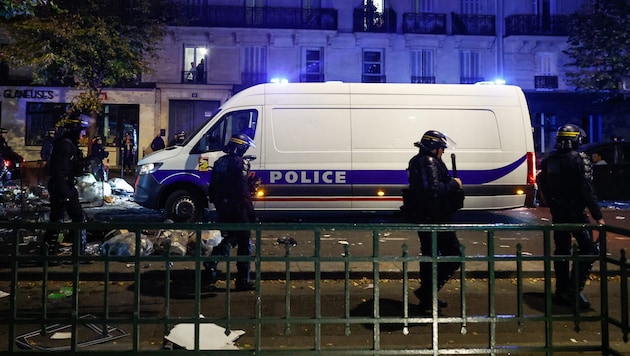 Nach den Unruhen wurden nächtliche Ausgangssperren in zentralen Teilen von Paris und anderen ...