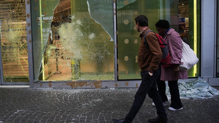 Am vergangenen Wochenende wurden landesweit 3000 Geschäfte in Frankreich geplündert.