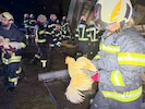 Feuerwehrleute versuchten, die entlaufenen Hühner rasch wieder einzufangen.