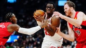Gelungener Auftakt in die neue NBA-Saison für Jakob Pöltl (rechts) und seine Raptors. 