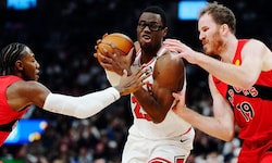 Gelungener Auftakt in die neue NBA-Saison für Jakob Pöltl (rechts) und seine Raptors. 