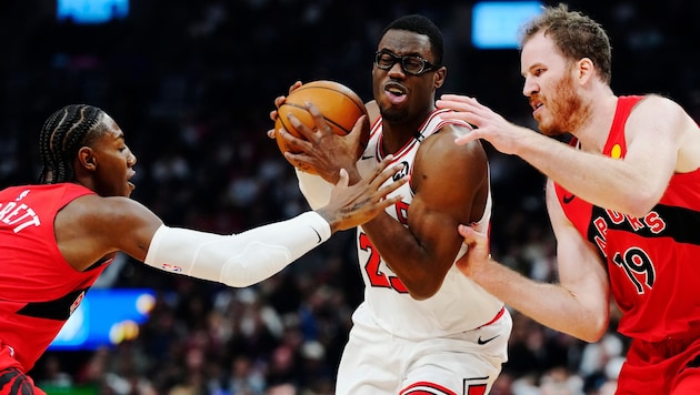 Gelungener Auftakt in die neue NBA-Saison für Jakob Pöltl (rechts) und seine Raptors.