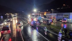 Der schwere Verkehrsunfall ereignete sich Mittwochabend bei regennasser Fahrbahn.