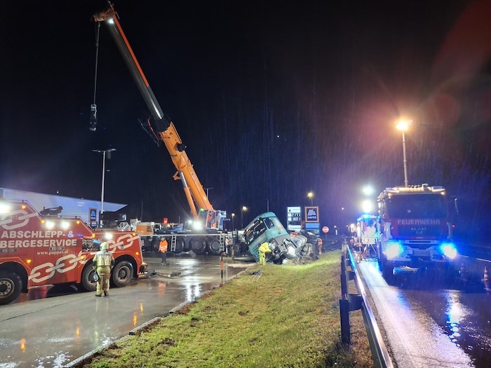 Großeinsatz bei strömendem Regen.