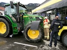 Der Traktor krachte mit Wucht seitlich gegen den Bus.