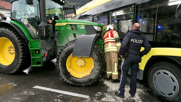 Der Traktor krachte mit Wucht seitlich gegen den Bus.