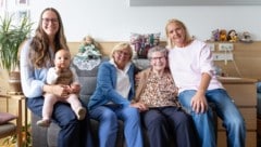 Die Großfamilie (v.li.n.re.): Katharina (25) mit Tochter Emilia (1), Astrid (73), Ursula (96) ...