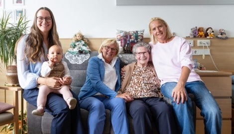 Die Großfamilie (v.li.n.re.): Katharina (25) mit Tochter Emilia (1), Astrid (73), Ursula (96) ...
