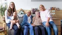 Die Großfamilie (v.li.n.re.): Katharina (25) mit Tochter Emilia (1), Astrid (73), Ursula (96) ...