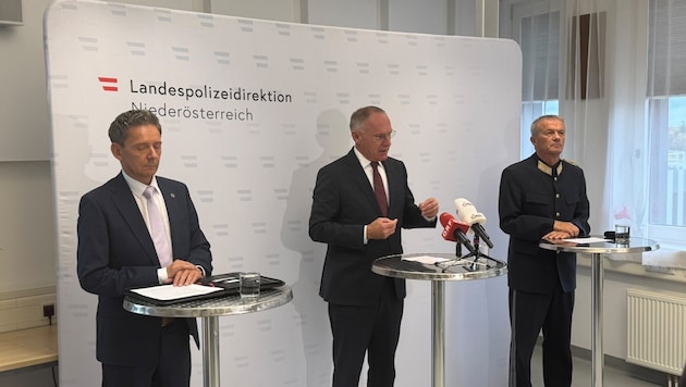 Innenminister Gerhard Karner, Landespolizeidirektor Franz Popp und LKA-Leiter Stefan Pfandler ...