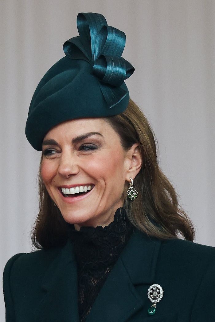 Die Prinzessin kombinierte einen Spitzenkragen zum Mantel, der einen schönen Kontrast zum ...