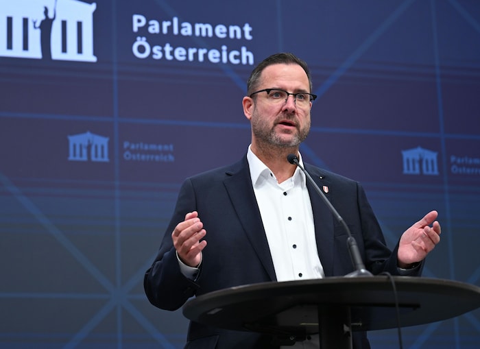 Die FPÖ – hier im Bild Fraktionsführer Christian Hafenecker – verlangt Belege für die ...