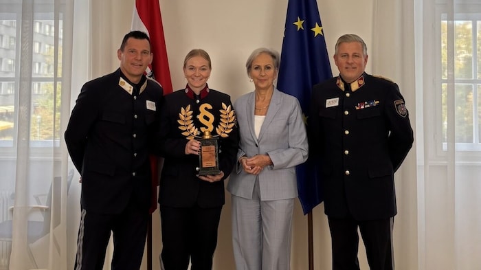 Kontrollinspektor Mario Schindler, Olympiasiegerin Ariane Rädler, Justizministerin Anna Sporrer ...