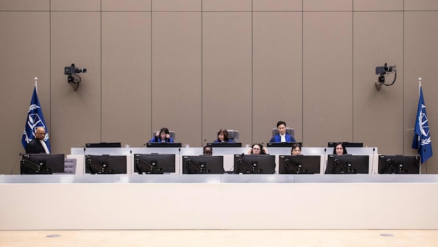 Richter und Richterinnen des Internationalen Strafgerichts während einer Verhandlung