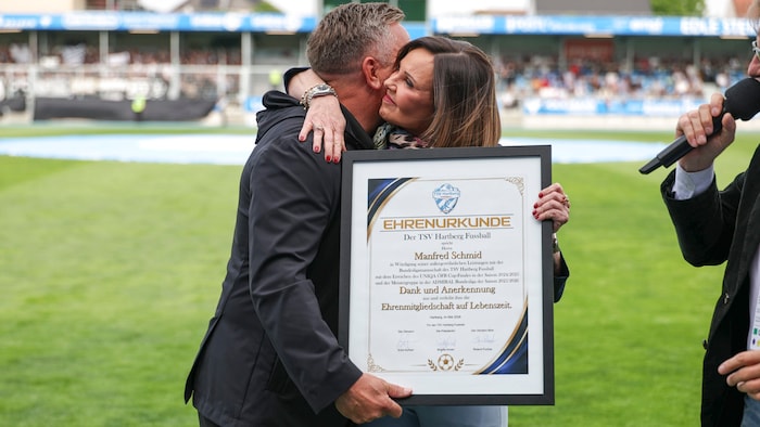 Manfred Schmid mit der Ehrenurkunde des TSV Hartberg.