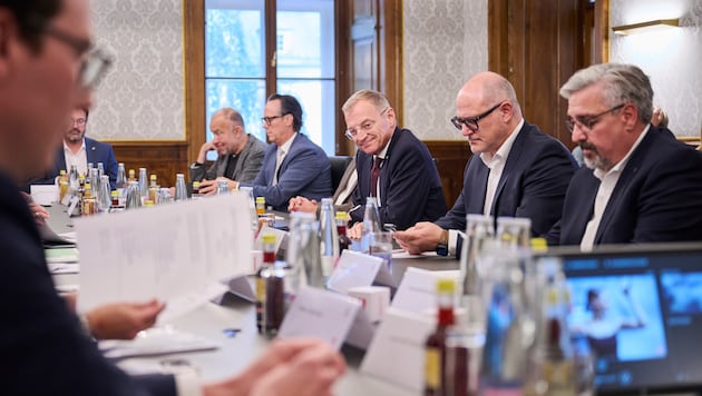 Unter dem Vorsitz von LH Thomas Stelzer (3. v. re.) nahm das Strategieboard seine Arbeit auf.