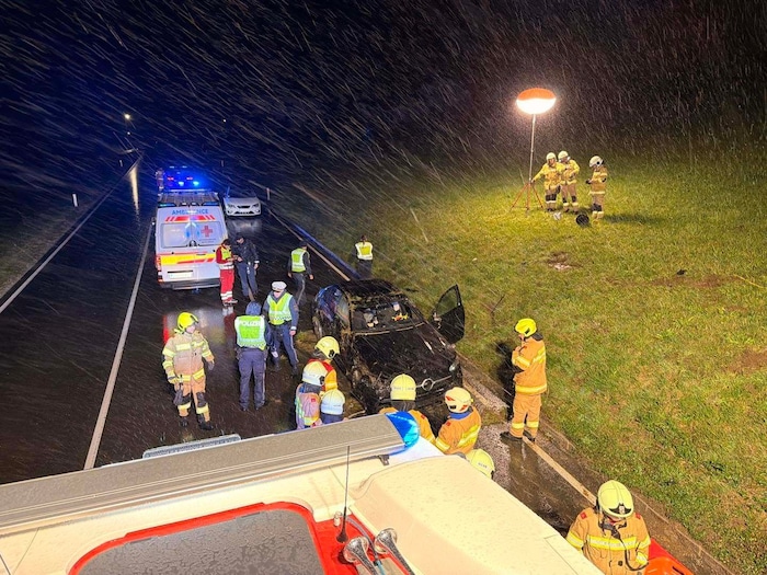 42 Feuerwehrleute standen im Einsatz. Die L101 war rund eineinhalb Stunden komplett gesperrt.