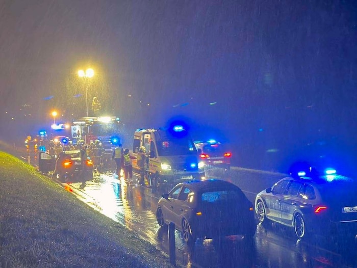 42 Feuerwehrleute standen im Einsatz. Die L101 war rund eineinhalb Stunden komplett gesperrt.