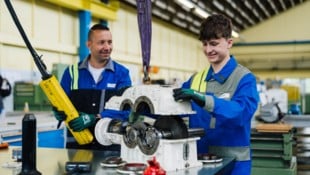 In der Werkstätte lernt Jonas den professionellen Umgang mit unterschiedlichsten Maschinen und ...