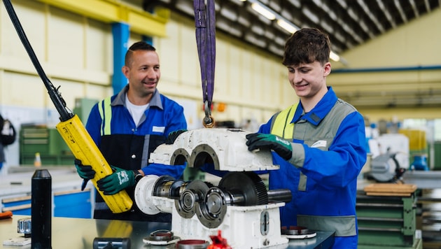 In der Werkstätte lernt Jonas den professionellen Umgang mit unterschiedlichsten Maschinen und ...