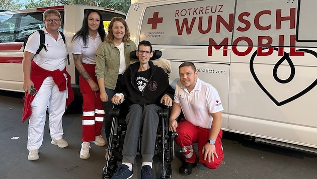Rotkreuz-Kollegen begleiteten den Schwerkranken.