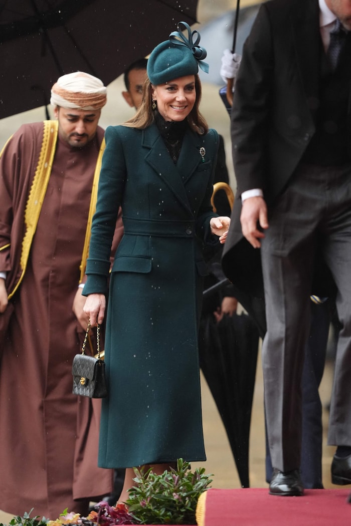 Die Prinzessin stimmt Accessoires gerne auf ihre Kleidung ab: zum smaragdgrünen Mantel trug sie ...