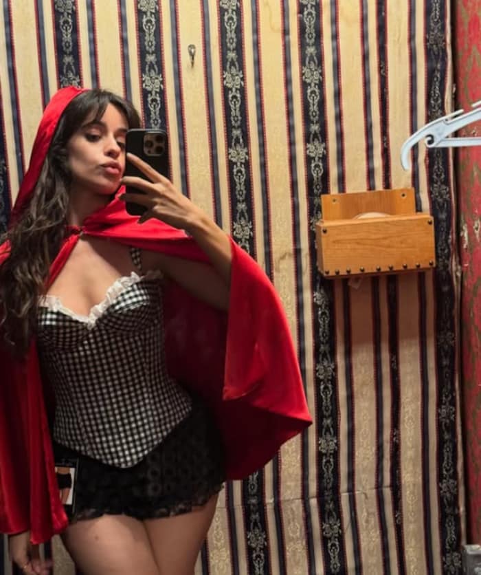 Knappes Röcken beim Rotkäppchen Camila Cabello.