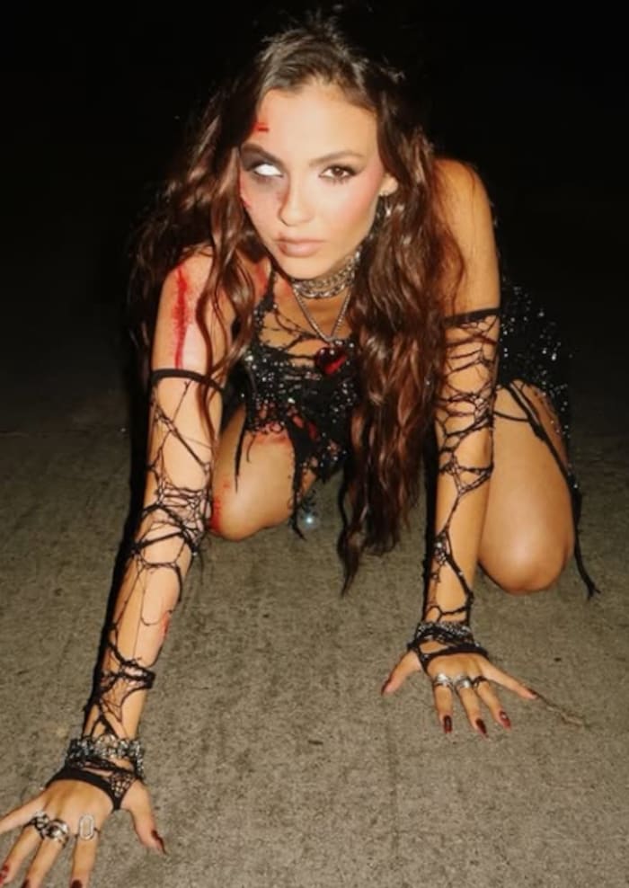 Wer kriecht denn hier auf allen Vieren daher? Victoria Justice verführt dieses Jahr als sexy ...