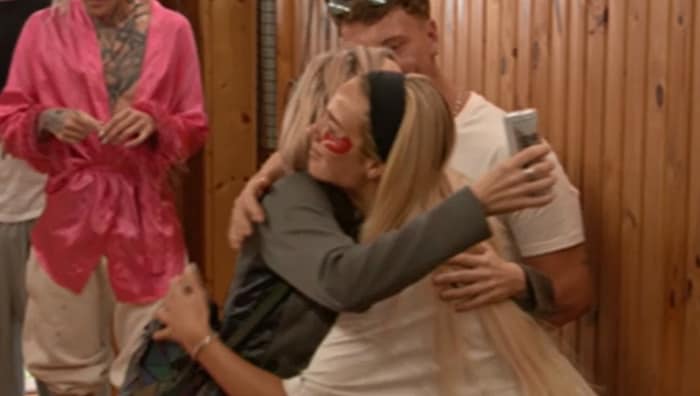 Whoa, what just happened? In the end, Simone goes and hands out hugs to the other show-offs ...