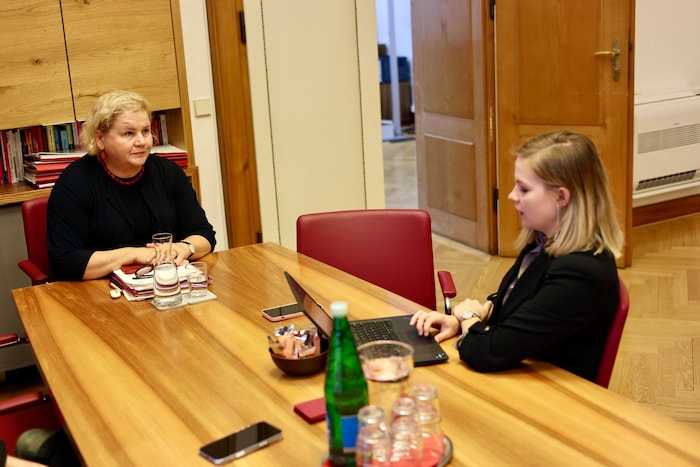 „Krone“-Redakteurin Jennifer Kapellari im Gespräch mit Korinna Schumann