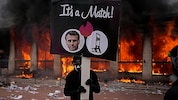 Dieser Demonstrant wünscht sich Präsident Emmanuel Macron auf dem Schafott.