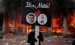 Dieser Demonstrant wünscht sich Präsident Emmanuel Macron auf dem Schafott.