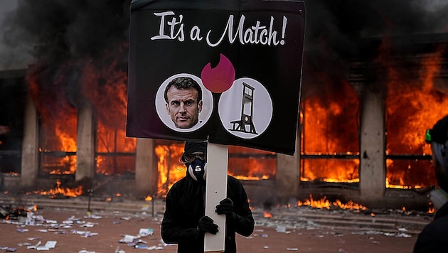 Dieser Demonstrant wünscht sich Präsident Emmanuel Macron auf dem Schafott.