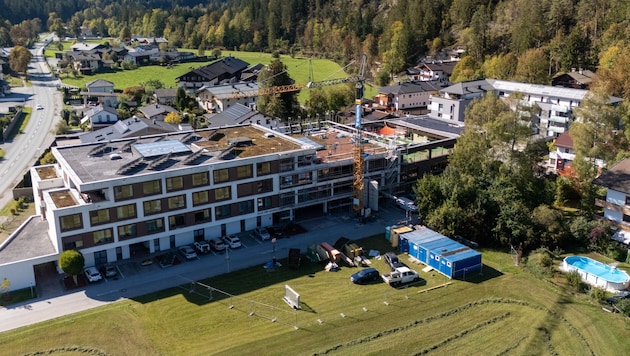 In Lofer läuft der Bau: Das „Haus der Generationen“ mit Seniorenheim und Kindergarten wird ...